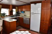 Tàu kéo lưới để bán