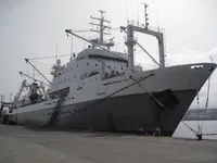 Tàu kéo lưới để bán