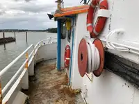 Tàu du lịch để bán