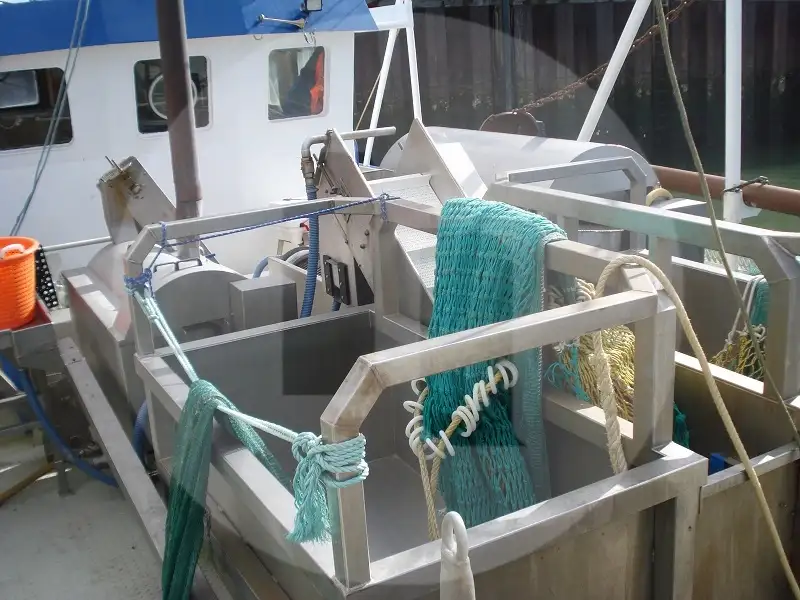 Tàu kéo lưới ngang để bán