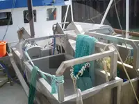 Tàu kéo lưới ngang để bán