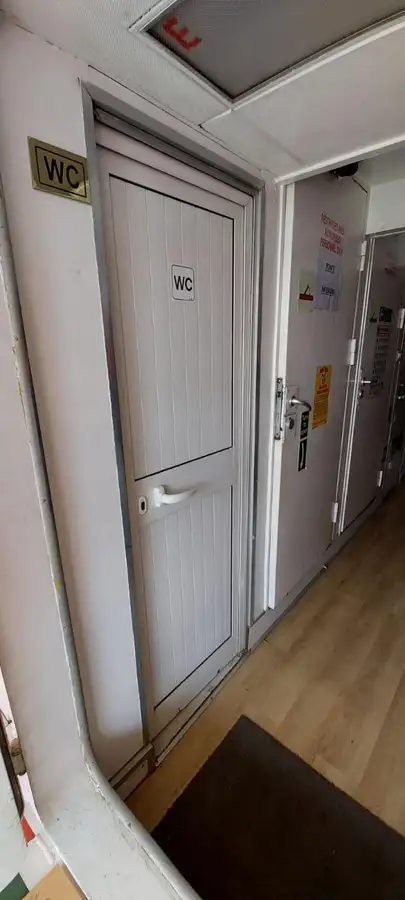 Tàu chở thủy thủ đoàn để bán