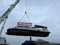 Tàu du lịch để bán