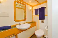 Tàu du lịch để bán