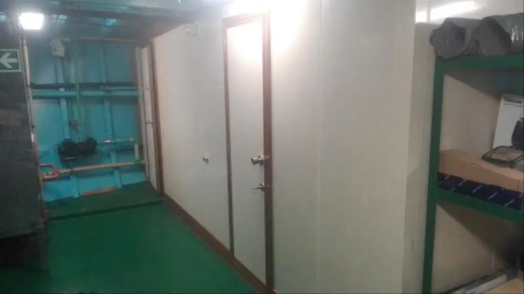 Tàu làm việc để bán