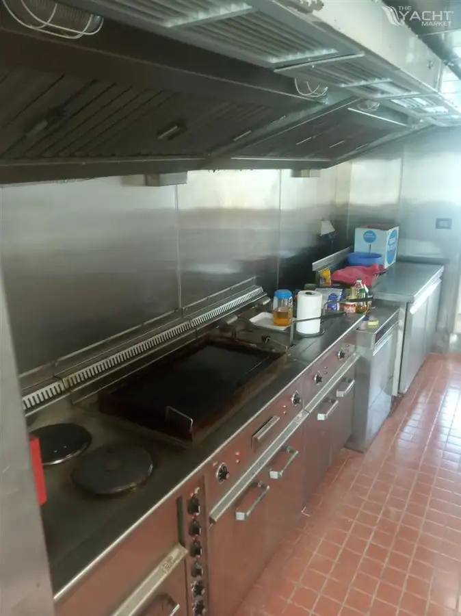 Tàu du lịch để bán