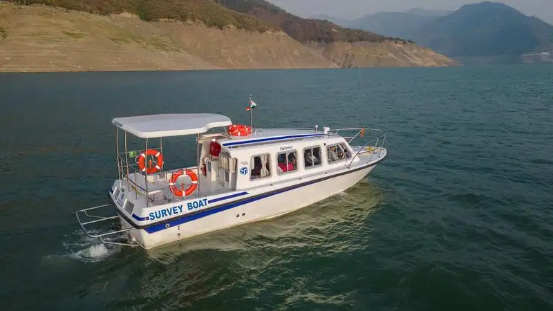 Tàu du lịch để bán