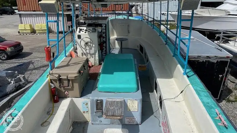 Tàu du lịch để bán