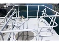 Tàu chở thủy thủ đoàn để bán
