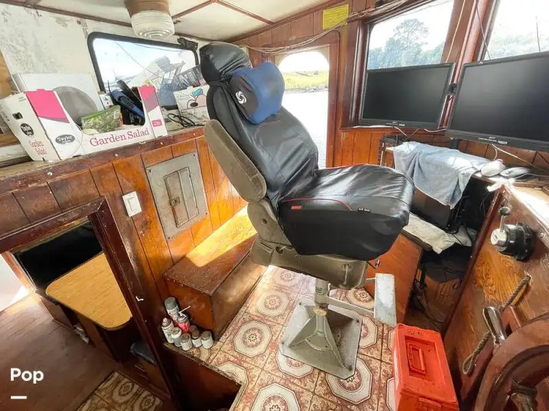 Tàu kéo lưới để bán