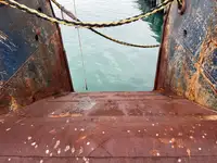 Tàu kéo lưới để bán