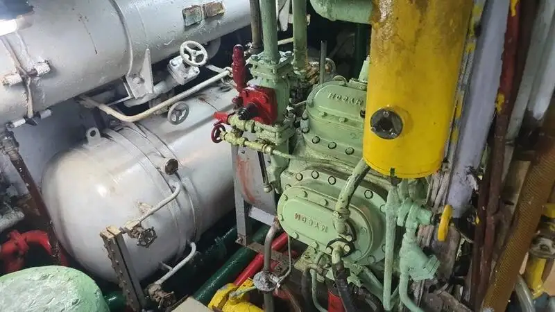 Tàu câu dài để bán