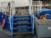 Tàu chở thủy thủ đoàn để bán