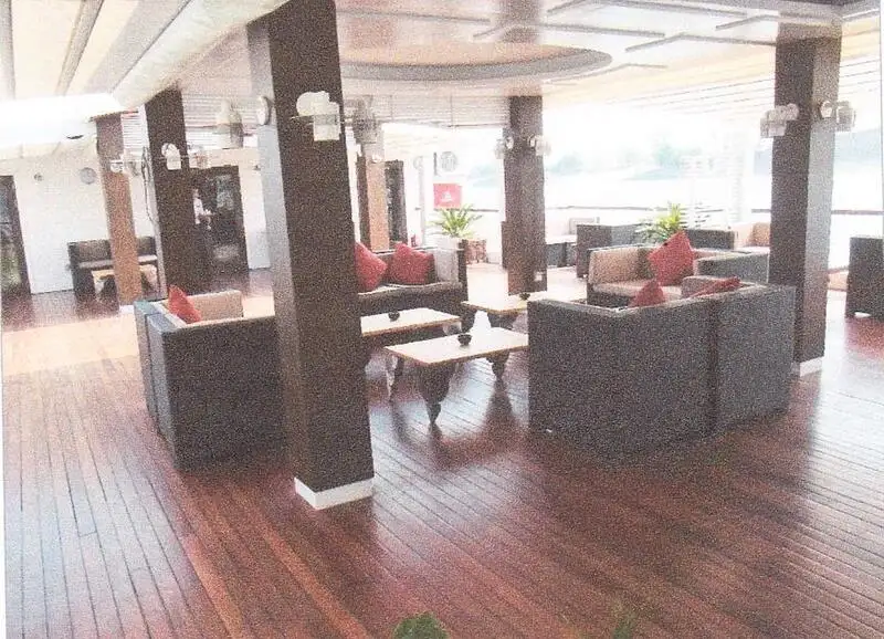 Tàu du lịch để bán