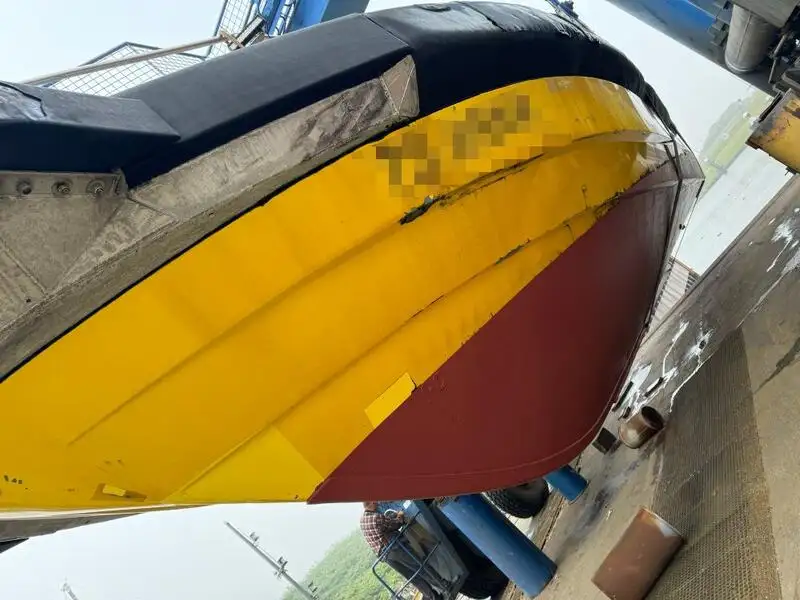 Tàu chở thủy thủ đoàn để bán