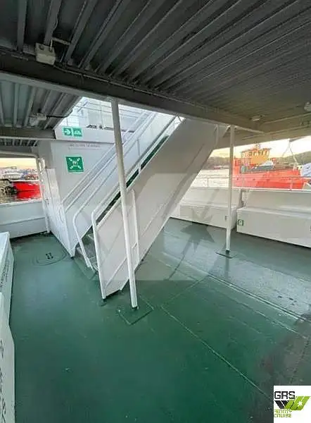 Tàu phà để bán