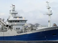 Tàu kéo lưới để bán