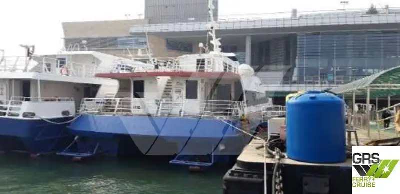 Tàu du lịch để bán