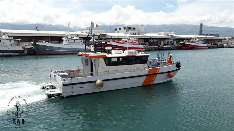 Tàu hai thân để bán