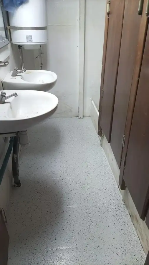 Tàu kéo lưới để bán
