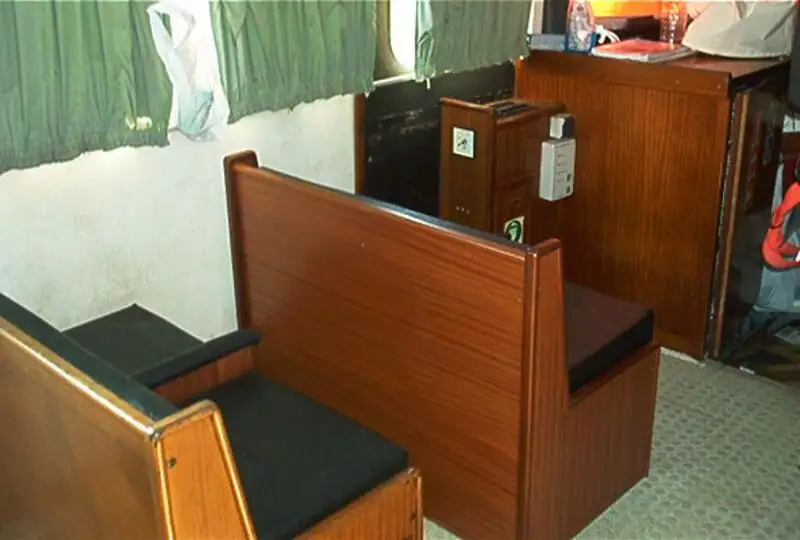 Tàu chở thủy thủ đoàn để bán
