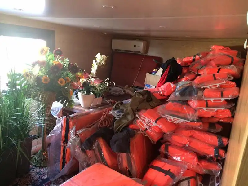 Tàu container để bán