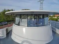 Tàu du lịch để bán