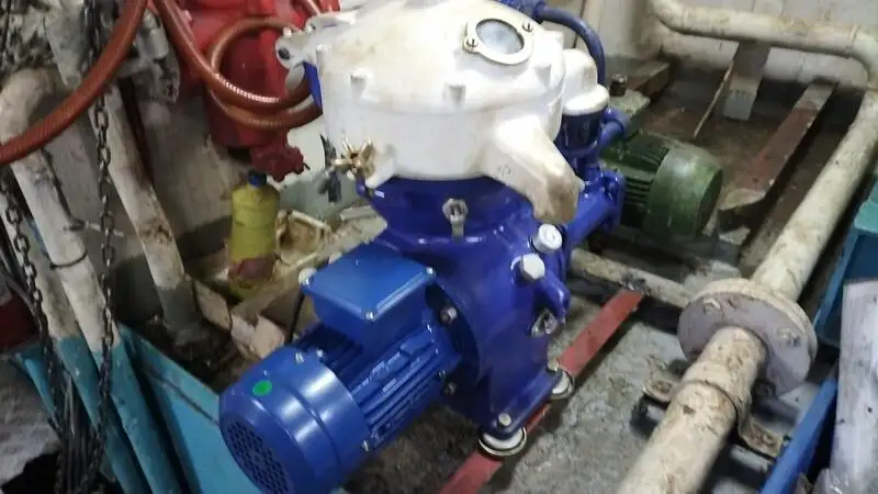 Tàu kéo lưới để bán