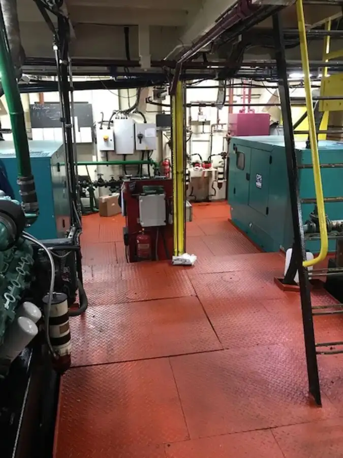 Tàu nạo vét để bán