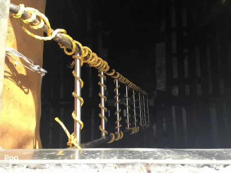 Tàu kéo lưới để bán