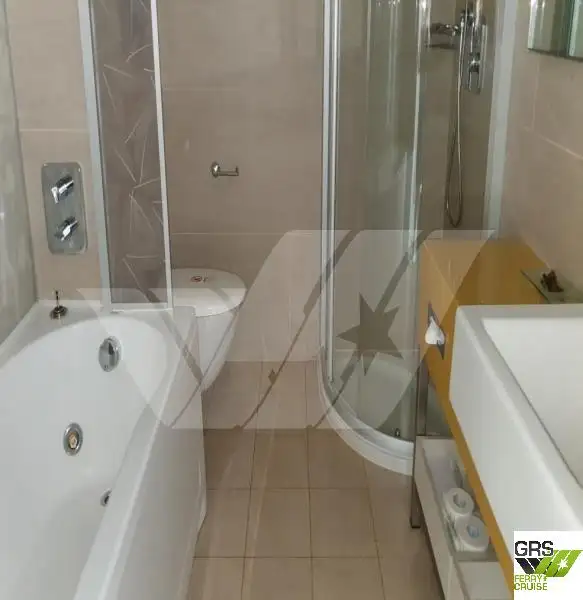 Tàu du lịch để bán