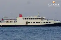Tàu chở khách rao bán
