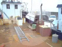 Tàu làm việc để bán