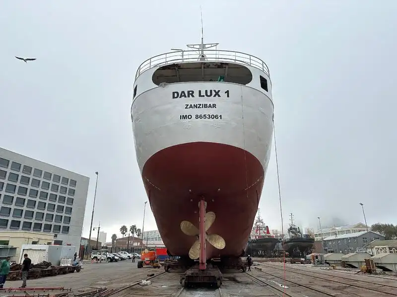 Tàu kéo lưới để bán