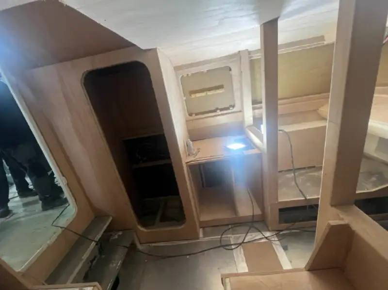 Tàu làm việc để bán