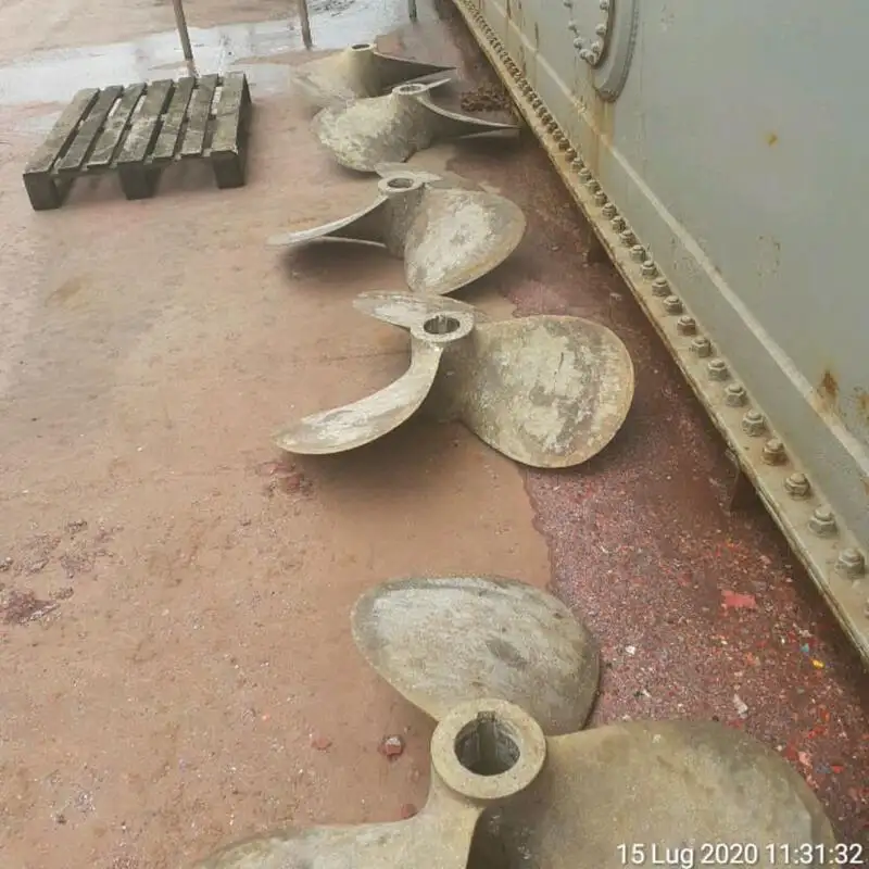 Tàu chở thủy thủ đoàn để bán