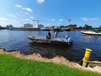Tàu làm việc để bán
