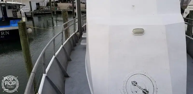 Tàu kéo lưới để bán