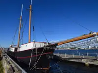 Tàu nhà hàng rao bán