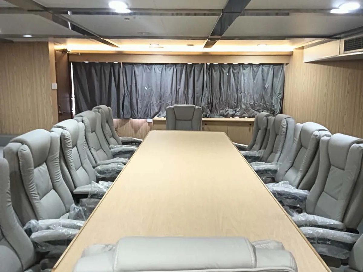 Tàu hai thân để bán