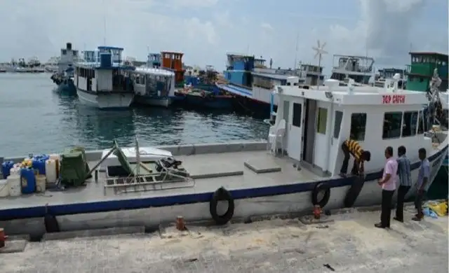 Tàu chở thủy thủ đoàn để bán