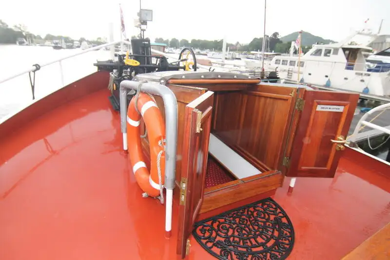 Tàu du lịch để bán