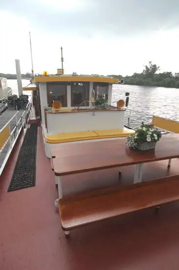 Tàu du lịch để bán