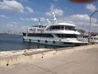 Tàu du lịch để bán