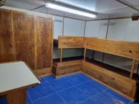 Tàu làm việc để bán