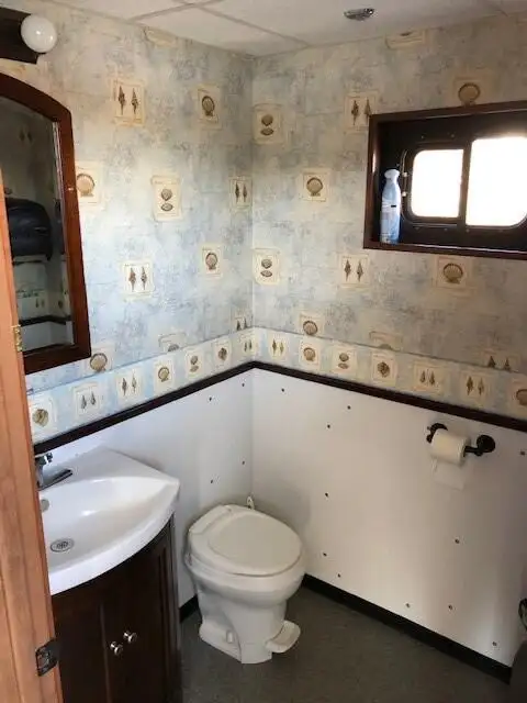 Tàu du lịch để bán