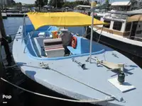 Tàu chở khách và hàng hóa để bán