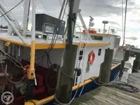 Tàu kéo lưới để bán