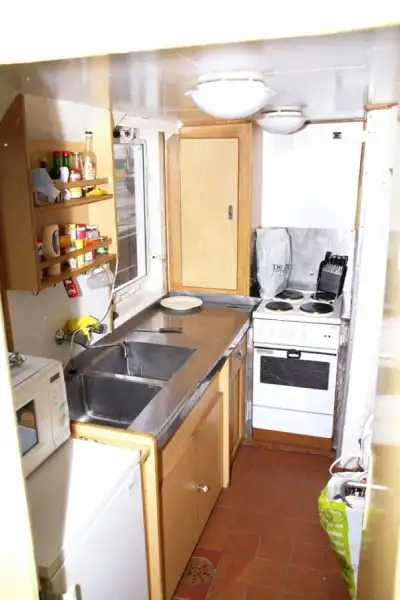 Tàu làm việc để bán