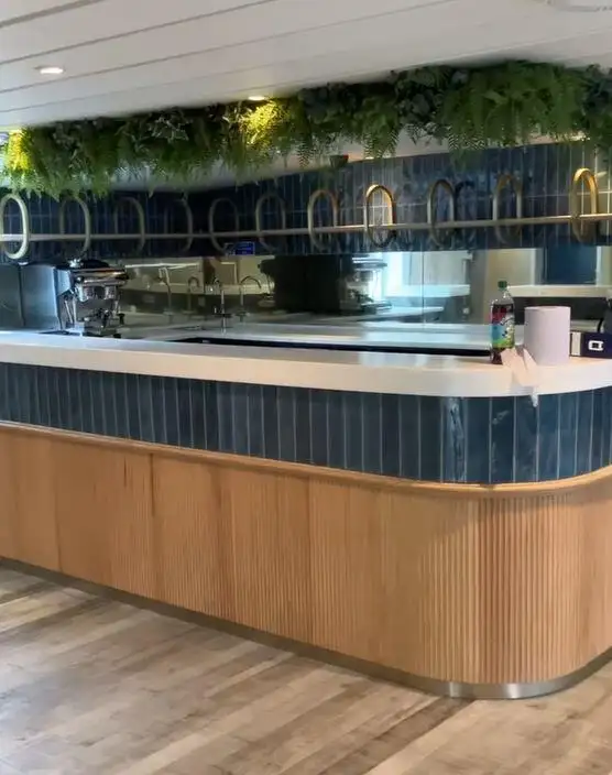 Tàu chở khách và hàng hóa để bán